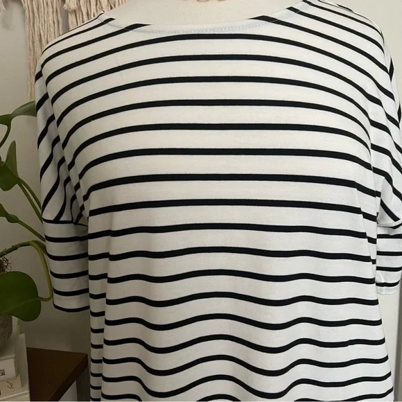 Midi Length Black and White Striped Tunic with pockets - Picture 5 of 10